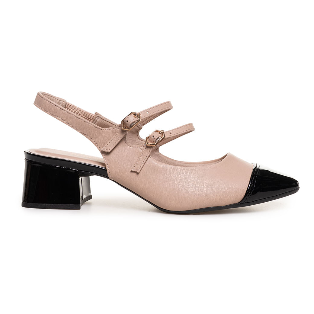 Sapato Slingback feminino Bebece bege com biqueira e salto em verniz preto, modelo slingback com tiras e fivelas douradas